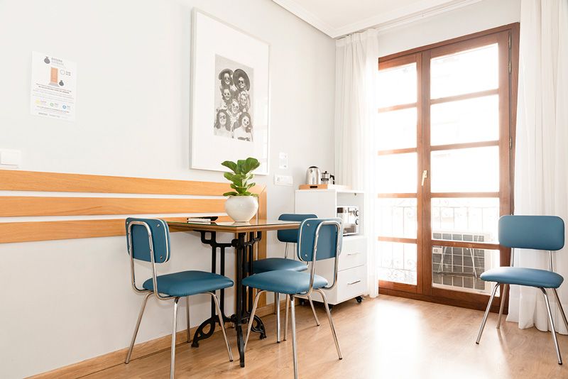 Apartment in the Center of Saragossa table and chairs